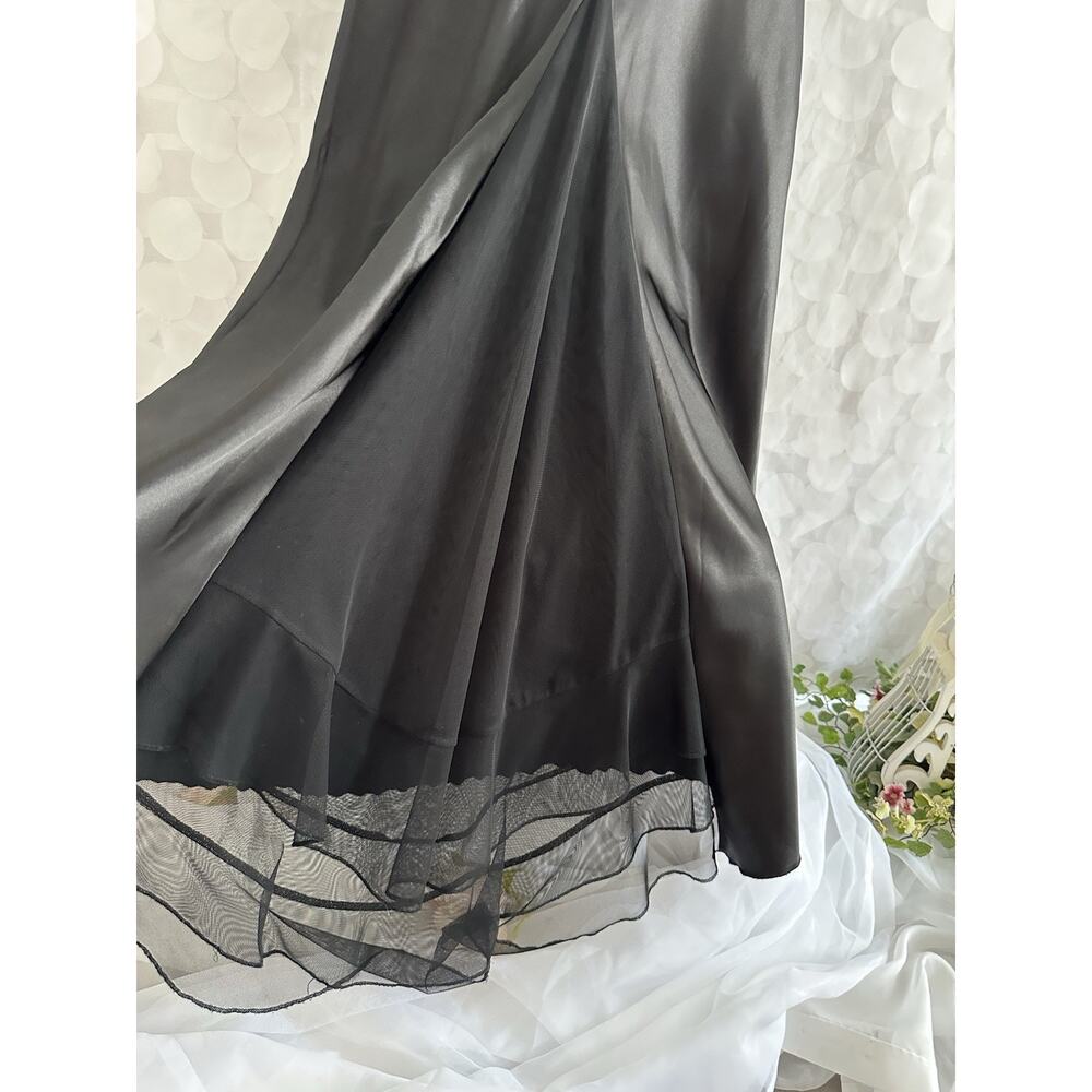 Elegant Black Lace Trim Nightgown - Picture 8 of 10